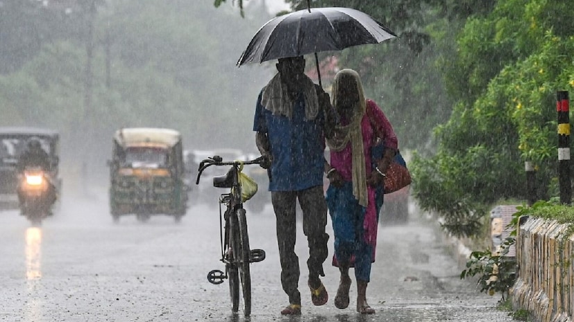 ২৭ জুলাই রবিবার দার্জিলিং, কালিম্পং, জলপাইগুড়ি, আলিপুরদুয়ার জেলায় বিক্ষিপ্তভাবে ভারী বৃষ্টির পূর্বাভাস দিয়েছে হাওয়া অফিস। অন্যদিকে আলিপুর হাওয়া অফিসে রিপোর্টে জানা যায়, দক্ষিণবঙ্গের পশ্চিমের জেলা বাদে বাকি জেলায় আংশিক মেঘলা আকাশ। রোদের তাপে তাপমাত্রা বাড়লে আর্দ্রতাজনিত অস্বস্তি বাড়বে।