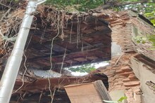 রাতভর নাগাড়ে বৃষ্টি! গিরিশ পার্কের কাছে হুড়মুড়িয়ে ভেঙে পড়ল তিনতলা বাড়ির ছাদ