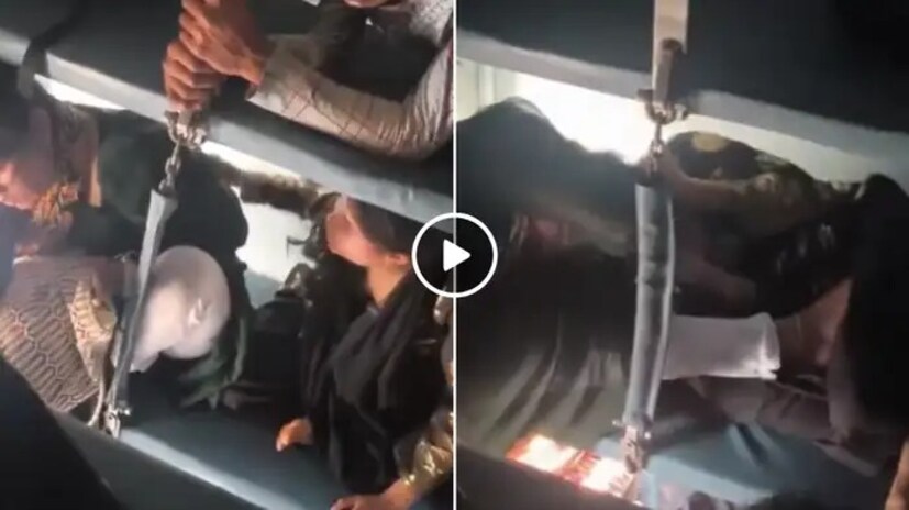 হঠাৎ আশেপাশের প্যাসেঞ্জাররা কিছু বোঝার আগেই শুরু হয়ে যায় ভয়ঙ্কর কাণ্ড। যেন আজীবনের শত্রু, এমনভাবে দু'জন দুজনের উপর হামলে পড়েন দুই মহিলা। কী সব বলতে বলতে একে অপরের উপরে হুমড়ি খেয়ে পরে।