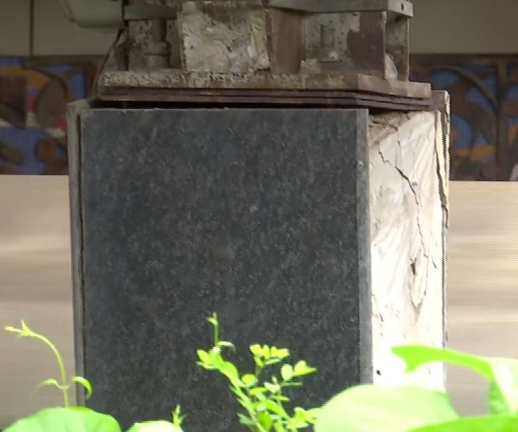 বিশেষজ্ঞদের মতে, স্টেশনের এলাকাটি একসময় জলাভূমি ছিল। ফলে নরম মাটিতে পিলারের গঠন দুর্বল হতে পারে, বিশেষ করে যদি নিয়মিত রক্ষণাবেক্ষণ না হয়। যাদবপুর বিশ্ববিদ্যালয়ের ইঞ্জিনিয়ারিং বিভাগের অধ্যাপক পার্থ প্রতিম বিশ্বাস জানান, “এই ধরনের ফাটল সাধারণত মরচে পড়ার ফলে হয়। এটা একদিনে হয়নি, বহুদিন ধরে এমন চলছিল। মেট্রো কর্তৃপক্ষ নজর দেয়নি বলেই এই বিপত্তি।”