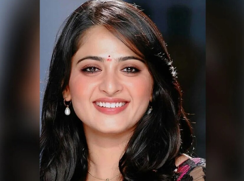 অন্যদিকে, মনে হচ্ছে অনুষ্কার বাবা-মাও তাঁর জন্য বিয়ের প্রস্তাব খুঁজছেন, কিন্তু তিনি তাদের সবুজ সংকেত দিচ্ছেন না। তাহলে কি তিনি কারও প্রেমে পড়েছেন? অনুষ্কা অনেক প্রেমের প্রস্তাব পেয়েছেন ঠিকই, কিন্তু সে নিয়ে কোনও স্পষ্ট কথা তিনি জানাননি৷