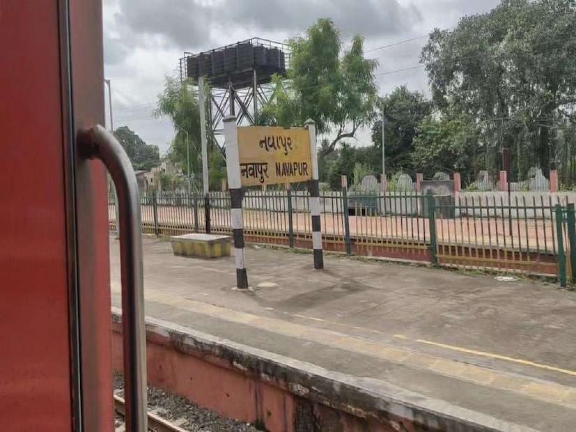 টিকিট কাউন্টার ও স্টেশন মাস্টারের অনন্য বিভাজন: নাভাপুর স্টেশনের টিকিট কাউন্টারটি মহারাষ্ট্রে অবস্থিত, আর স্টেশন মাস্টারের অফিস পড়েছে গুজরাতে। অর্থাৎ, যাত্রীদের টিকিট কাটতে যেতে হয় মহারাষ্ট্রে, কিন্তু ট্রেন ধরার জন্য অপেক্ষা করতে হতে পারে গুজরাতে।