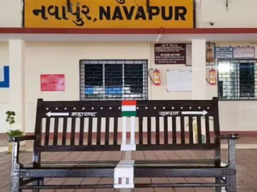 এই স্টেশনটি গুজরাত-মহারাষ্ট্র বিভাজনের অনেক আগে নির্মিত হয়েছিল এবং রাজ্য বিভাজনের পরেও এর অবস্থানে কোনও পরিবর্তন করা হয়নি।