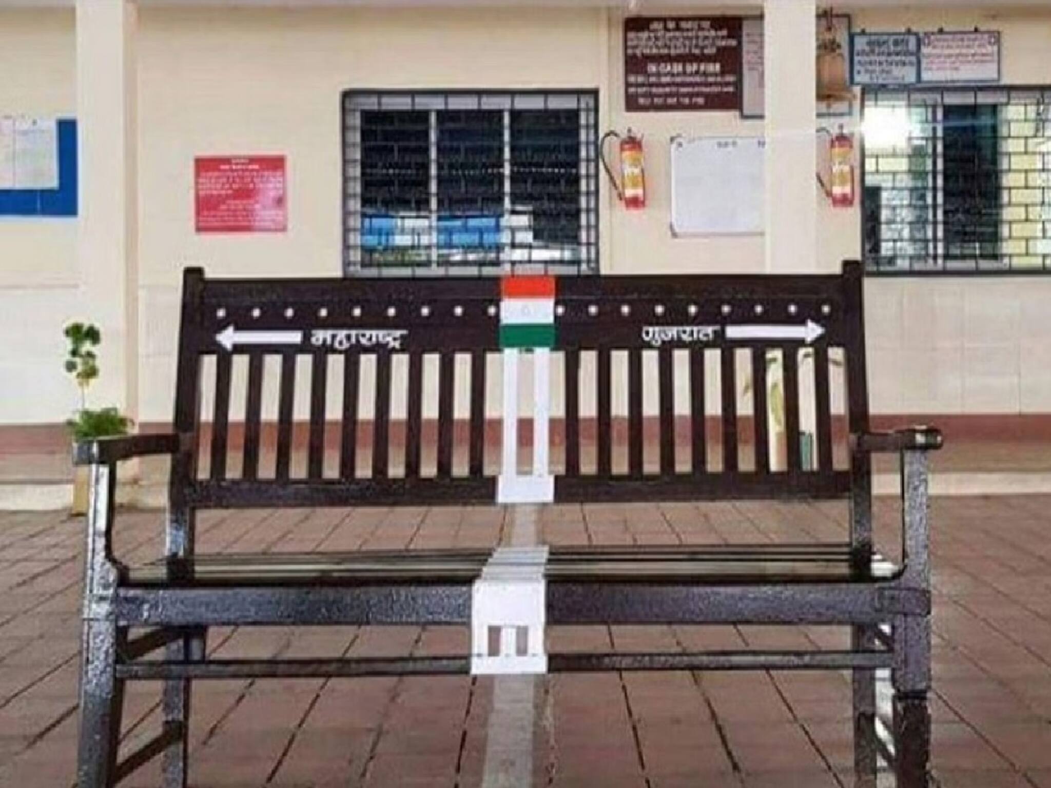 Indian Railway Knowledge: এক রাজ্যে টিকিট কাউন্টার, অন্য রাজ্যে স্টেশন মাস্টার, এটাই ভারতের একমাত্র রেল-স্টেশন যা দুই রাজ্যে বিস্তৃত, কোথায় জানেন এই স্টেশন? পড়ুন