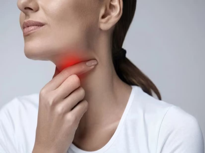 টনসিল স্টোনের কারণে মুখে দুর্গন্ধ হয়। অনেক সময় টনসিলের উপর খাবার জমা হয়ে জমে যায়, যার ফলে টনসিল স্টোন তৈরি হয়। এর ফলে মুখে দুর্গন্ধ সৃষ্টি হয়।