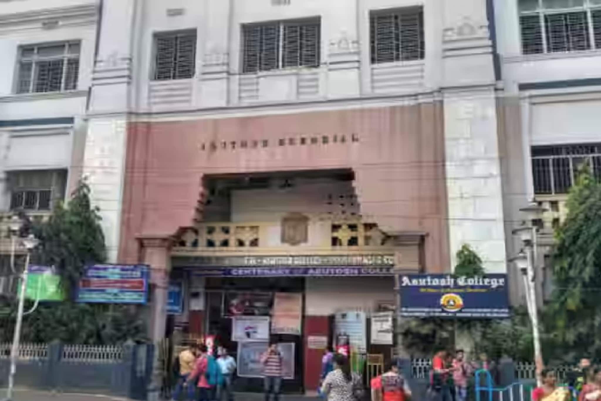 ল কলেজের জের, আশুতোষে কড়া হল নিয়ম! ক্যাম্পাসে ঢুকতে গেলে পড়ুয়া, বহিরাগতদের কী করতে হবে?