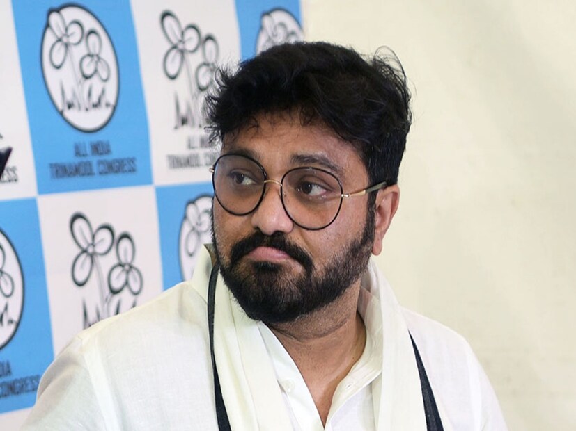 আর সেই সভায় যোগ দিতে এসেই নিজের বিজেপি ছাড়ার ও তৃণমূলে যোগ দেওয়ার কারণ জানালেন বাবুল সুপ্রিয়, তাও এতদিন পর। বাবুল সুপ্রিয় এদিন বলেন, ''আমি বাঙালি বলে বিজেপিতে বঞ্চনার শিকার হয়েছিলাম। সেই জন্যই বিজেপি ছেড়েছিলাম। বিজেপি বাংলা বিরোধী সবসময়। মমতা বন্দ্যোপাধ্যায় বাংলার মানুষের সঙ্গে আছেন।''