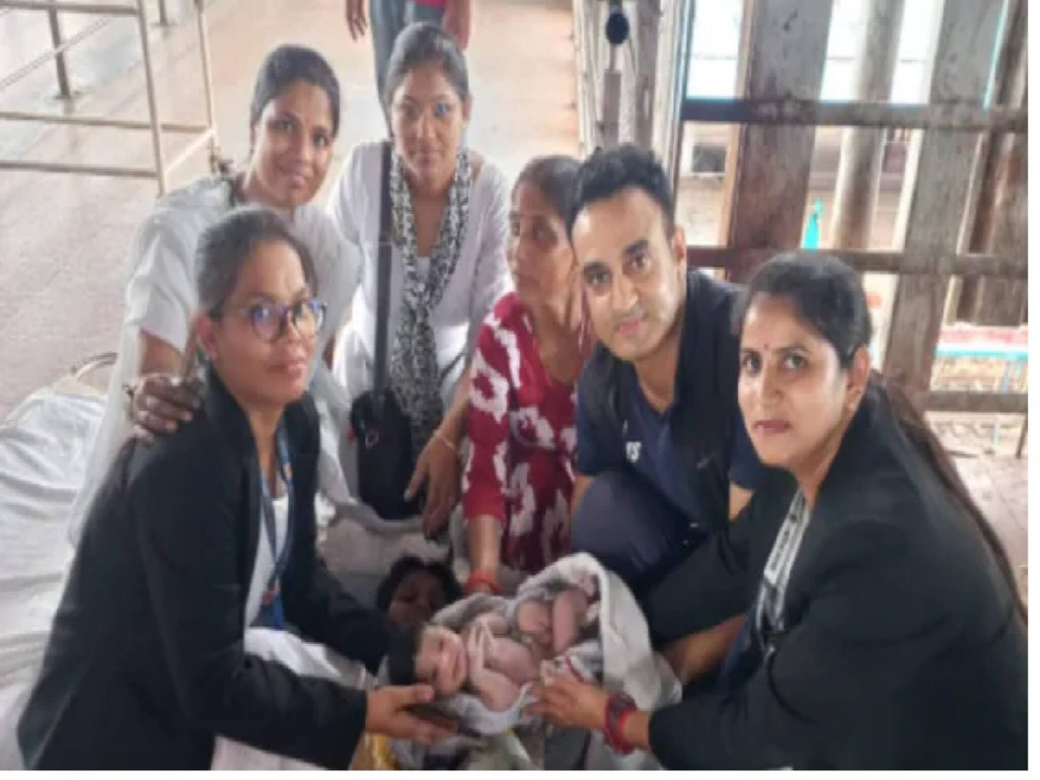 রেলের প্ল্যাটফর্মকেই করে তোলা হল অপারেশন সেন্টার! চুলের ক্লিপ দিয়ে হল 'ডেলিভারি'! নবজাতকের কান্নার শব্দ ছড়িয়ে পড়ল
