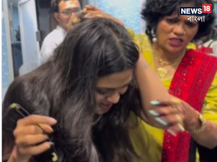 যুবতীর নাচ-গানের থেকে বেশি ভাইরাল হয়েছে যুবতীর মার খাওয়ার দৃশ্য। ভিডিওতে দেখা যায়, মা মেয়েকে প্রচণ্ড মারধর করছেন। তিনি মেয়ের চুল ধরে গালেও একের পর এক চড় কষাচ্ছেন। 