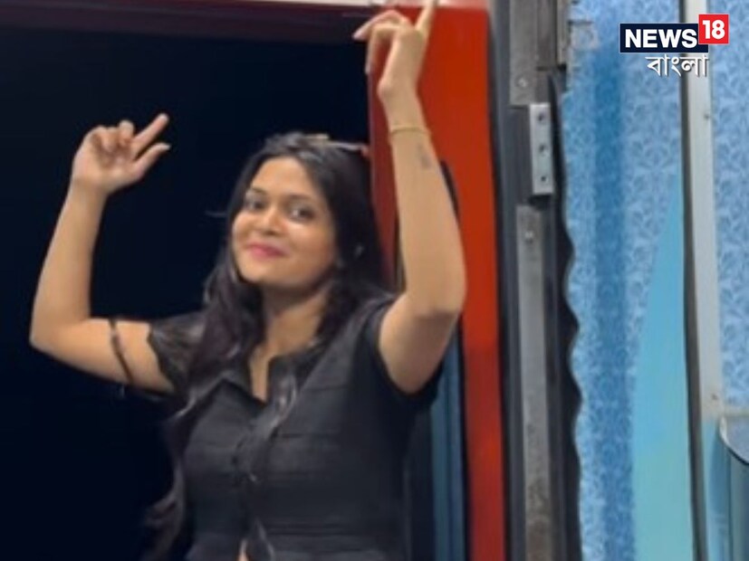 সদ্য সোশ্যাল মিডিয়ায় একটি ভিডিও ভাইরাল হয়েছে যেখানে দেখা যাচ্ছে এক যুবতী চলন্ত ট্রেনের খোলা দরজার সামনে নেচে-গেয়ে রিল বানাচ্ছেন। তার সামনে বসা এক যুবক সেই ভিডিও শ্যুট করছেন। বলা বাহুল্য, এই কাজটি দণ্ডনীয় অপরাধ। চলন্ত ট্রেনের দরজা খুলে সেখানে দাঁড়ানো 'ক্রাইম'! এখানে তো যুবতী আবার নাচছেন!