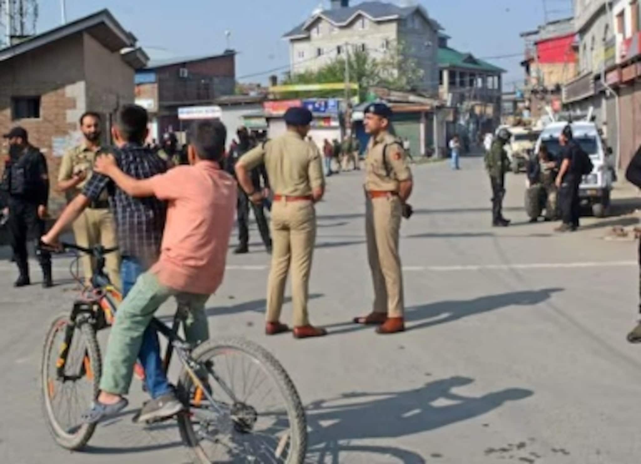 আটকে পড়ল ট্রেন, যাত্রীদের ভোগান্তি, বারাকপুরে রেল অবরোধ ধর্মঘট সমর্থকদের