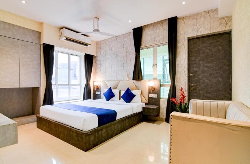 বিশেষজ্ঞরা ঘরে ঢোকার সঙ্গে বিছানার রানার এবং সাজসজ্জার বালিশগুলো খুলে ফেলার পরামর্শ দেন। স্নান করার আগে, এক মিনিটের জন্য গরম জল স্নান যাতে ব্যাকটেরিয়া দূর হয়। টিভির রিমোট স্যানিটাইজ করুন অথবা প্লাস্টিকের ব্যাগে রাখুন। ব্যবহারের আগে শ্যাম্পু বা শাওয়ার জেল দিয়ে বাথটাব হালকাভাবে পরিষ্কার করুন, কারণ এই সমস্ত জিনিসপত্র প্রচুর ময়লা জমে থাকে। 