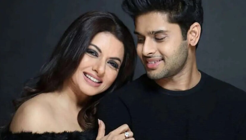 ভাগ্যশ্রী কেবল একটি ক্লাসিক ঘড়ি এবং সূক্ষ্ম কানের দুল পরেছিলেন। অভিমন্যু একটি সম্পূর্ণ কালো লুকে এন্ট্রি করেছিলেন, যার মধ্যে একটি হাফ-স্লিভ শার্ট এবং স্ট্রেইট ফিট প্যান্ট ছিল।