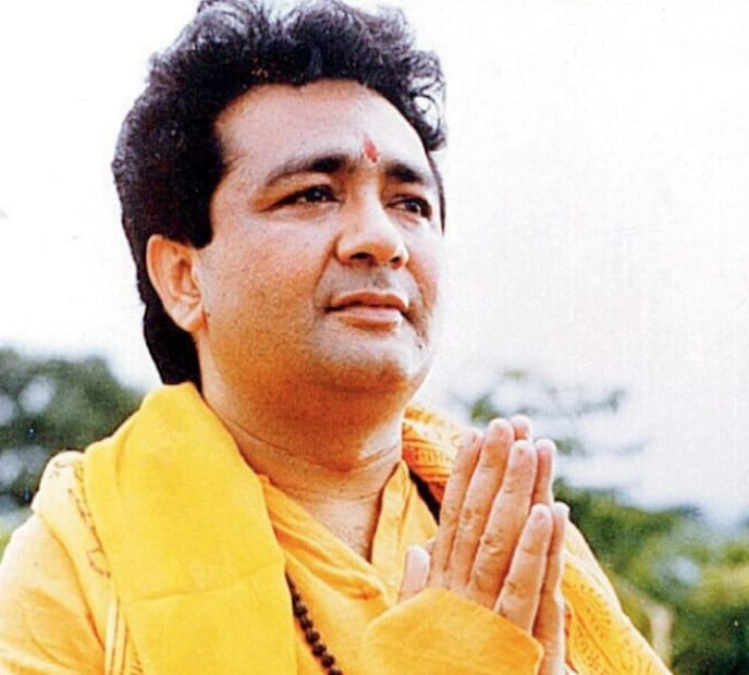 গুলশান কুমারের জন্ম ১৯৫১ সালের ৫ মে নয়াদিল্লিতে। তিনি দরিয়াগঞ্জের একজন ফলের রস বিক্রেতার ছেলে। দশম শ্রেণীর পর পড়াশোনা ছেড়ে তিনি তার পরিবারের ছোট ব্যবসায় সাহায্য করেন এবং পরে সঙ্গীতের প্রতি গভীর আগ্রহ তৈরি করেন। 