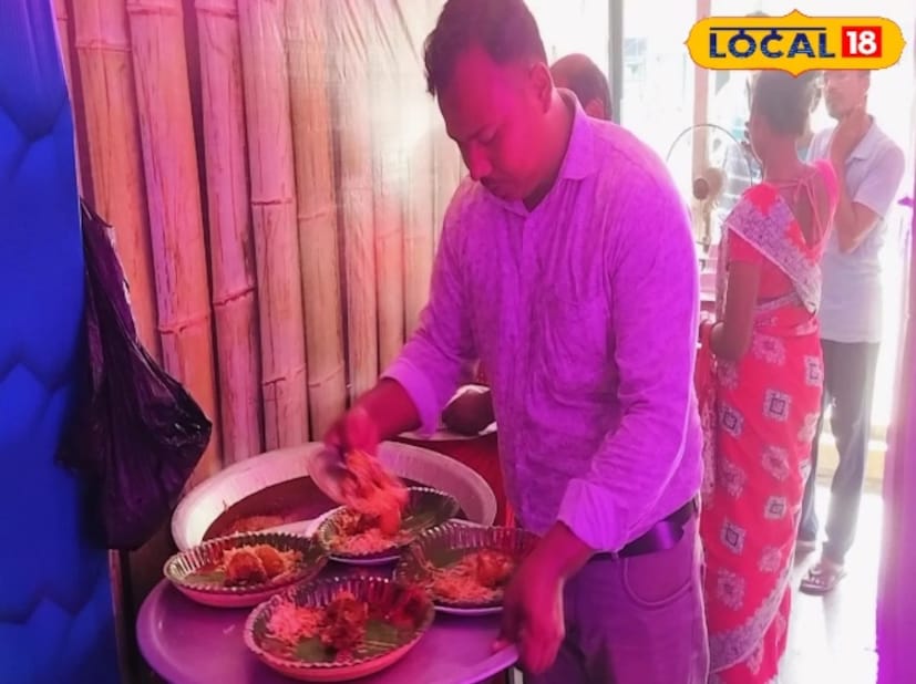 দুপুর গড়াতেই যেন বিরিয়ানির স্বাদ নিতে ভিড় উপচে পরে দোকানে। শহরের লোকজন তো বটেই, শহরের বাইরে থেকেও ক্রেতারা দোকানটির সামনে জড়ো হন। বিরিয়ানির বিশেষত্বর জন্যই অনেক সময় দীর্ঘ সারিতে অপেক্ষা করেন ক্রেতারা। রেস্তোরাঁ তৈরির শুরুতে তেমন কদর না মিললেও বর্তমানে মটন ও চিকেন বিরিয়ানি বিক্রি করেই দিনে দিনে ক্রেতাদের ভিড় বাড়ছে। এমনকি অনেক ক্রেতাদের হাত খালি নিয়েই ফিরে যেতে হয় তার দোকান থেকে। নিমিষেই যেন শেষ হয়ে রেস্তোরাঁর মালিক বিজন বাবুর হাতে তৈরি মজাদার বিরিয়ানি। ছোট্টো এই বিরিয়ানির দোকানে ভিড় দেখলে অবাক হবেন আপনিও।(সুস্মিতা গোস্বামী) 
