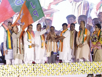 মঞ্চেই ঘটল ভয়াবহ ঘটনা মঞ্চেই ঘটল ভয়াবহ ঘটনা