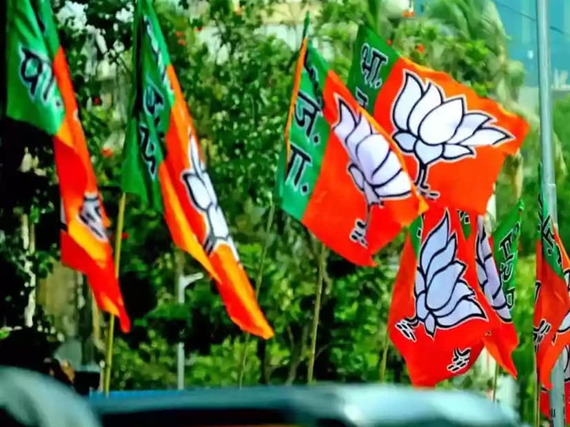 কিন্তু শুভেন্দু, অমিতাভরাও চান নিজেদের শিবিরের সদস্যরা থাকুক রাজ্য কমিটিতে। ফলে এই মুহূর্তে বঙ্গ বিজেপির নয়া কমিটি গঠন নিয়ে অনিশ্চয়তা তুঙ্গে। তবে, রাজ্য কমিটিতে কারা ঠাঁই পাবেন, তা নিয়ে এখনও চূড়ান্ত সিদ্ধান্ত না হলেও এ রাজ্যে বিজেপির নির্বাচনী পর্যবেক্ষক ও সহ পর্যবেক্ষক ঠিক হয়ে গেল। 