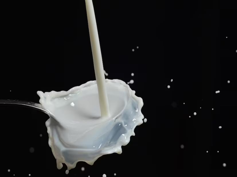 ঠান্ডা দুধ খেলে পাকস্থলির গ্যাস্ট্রিক অ্যাসিড স্থিতিশীল হয়ে আসে। দুধে ক্যালসিয়াম রয়েছে, যা পাকস্থলীতে অ্যাসিড তৈরি প্রতিরোধ করে।