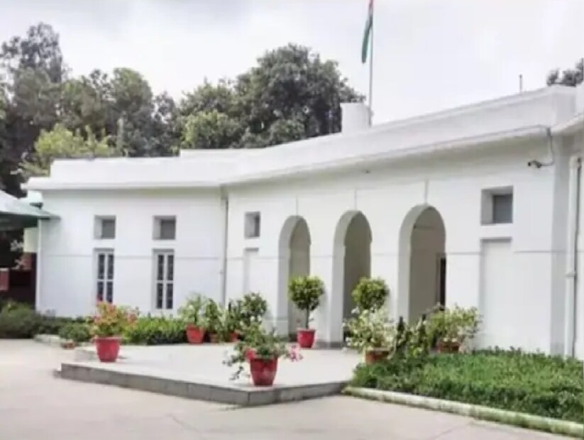 জগদীপ ধনখড়ের নতুন ঠিকানা –উপরাষ্ট্রপতির পদ থেকে ইস্তফা দেওয়ার পর জগদীপ ধনখড়কে বরাদ্দ করা হয়েছে একটি টাইপ-৮ ক্যাটাগরির বাংলো, যেখানে তিনি খুব শিগগিরই বসবাস করবেন। আর এখানেই অনেক সাধারণ মানুষের মনে প্রশ্ন—এই ধরনের বাংলো বরাদ্দ হয় ঠিক কী ভিত্তিতে?