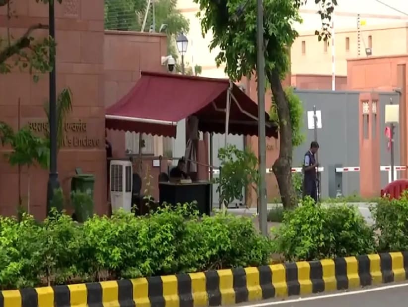 বাংলো না ছাড়লে কী হয়?পদ ছাড়ার ১ মাসের মধ্যে বাংলো না ছাড়লে মার্কেট রেট অনুযায়ী ভাড়া গুণতে হয়, যা খুবই বেশি

কোনও বিশেষ অনুমতি না থাকলে, সরকারি চাপেও বাংলো খালি করতে হয়

২০১৯ সালের সংশোধিত আইন অনুযায়ী, ৩ দিনের নোটিসে উচ্ছেদের প্রক্রিয়া শুরু করা যেতে পারে। 
