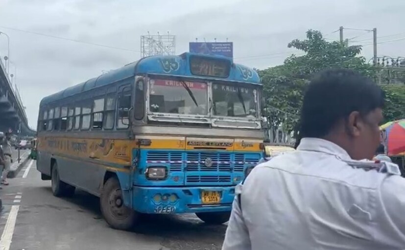 কেষ্টপুর ভিআইপিতে মন্মান্তিক পথ দুর্ঘটনায় মৃত্যু হল এক সাইকেল আরোহীর। বাসের ধাক্কায় মৃত্যু হয়েছে ওই যুবকের, তিনি ডেলিভারি বয়ের কাজ করতেন বলে জানা গিয়েছে। 