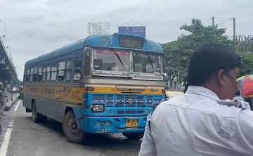 খাস কলকাতায় ভয়াবহ দুর্ঘটনা! বাসের ধাক্কায় ছিটকে গেল ডেলিভারি বয়, পিষে মৃ*ত্যু খাস কলকাতায় ভয়াবহ দুর্ঘটনা! বাসের ধাক্কায় ছিটকে গেল ডেলিভারি বয়, পিষে মৃ*ত্যু