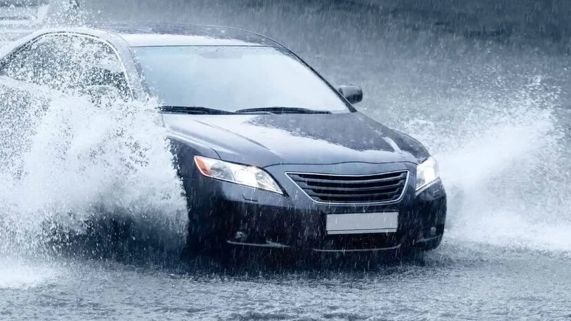 শুধু তা-ই নয়, বাড়ির উঠোনে বা গ্যারাজে পার্ক করে রাখা গাড়ি থেকেও দুর্গন্ধ বার হতে শুরু করে এই সময়ে। বৃষ্টি-বাদলার দিনে যদি গাড়ি দীর্ঘক্ষণ বন্ধ অবস্থায় পড়ে থাকে, তাহলে গাড়ির ভিতরে এক অদ্ভুত দুর্গন্ধ ছড়িয়ে পড়তে থাকে।