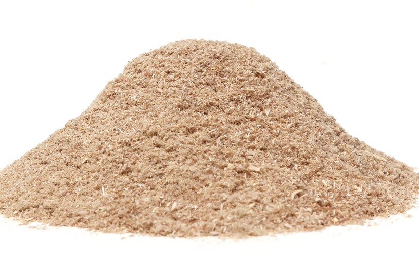 কাঠের ছাই বা উড অ্যাশ: এক্ষেত্রে উড অ্যাশ বা কাঠের ছাই খুবই কার্যকর। একটি সুতির কাপড়ে বেঁধে উড অ্যাশ গাড়ির মধ্যে রেখে দিতে হবে। এটি স্যাঁতসেঁতে ভাবের কারণে তৈরি হওয়া দুর্গন্ধ শোষণ করে এবং সিটের দুর্গন্ধও দূর করে। সাধারণত পাহাড়ি এলাকায় প্রচলিত এই টোটকাটি। 