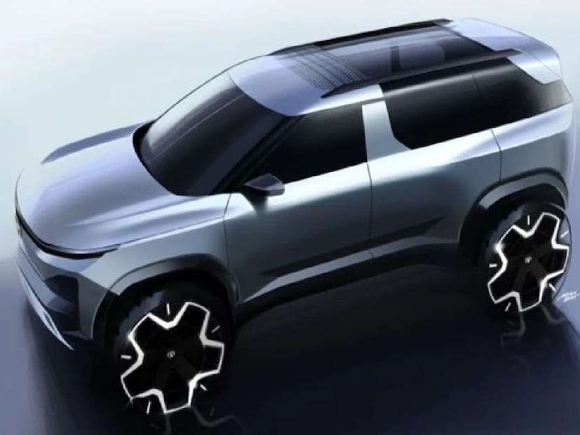 ইনভয়েসে এই চার্জগুলি দেখলে কী করতে হবে- বিল তৈরি করার সময় হ্যান্ডলিং/লজিস্টিকস-এর মতো অতিরিক্ত চার্জগুলি সাবধানে পর্যালোচনা করতে হবে। এই ফি এবং এর সঙ্গে সম্পর্কিত সরকারি নির্দেশিকাগুলির জন্য ডিলারের কাছে লিখিত চুক্তি আছে কি না জিজ্ঞাসা করতে হবে। বেশিরভাগ ডিলার তাৎক্ষণিকভাবে ইনভয়েসটি সংশোধন করেন, কারণ অনেক গাড়ি কোম্পানি আনুষ্ঠানিকভাবে এই ধরনের ফি নেওয়া সমর্থন করে না। ইনভয়েসে কোনও অতিরিক্ত চার্জ সম্পর্কে জিজ্ঞাসা করা এবং তথ্য চাওয়া ক্রেতার অধিকার। আরটিও নিয়ম এবং কোম্পানির নীতিগুলি সাবধানে পর্যালোচনা করে সর্বদা চূড়ান্ত ইনভয়েস নিশ্চিত করতে হবে।