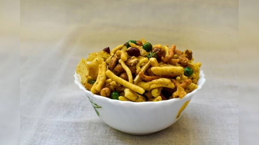 মূলত চানাচুর তৈরি হয় বেসন দিয়ে। বেসনের নানা রকম আকার বানিয়ে, তেলে ভেজে মশলা ছড়িয়ে দিলে তৈরি হয় সুস্বাদু চানাচুর।