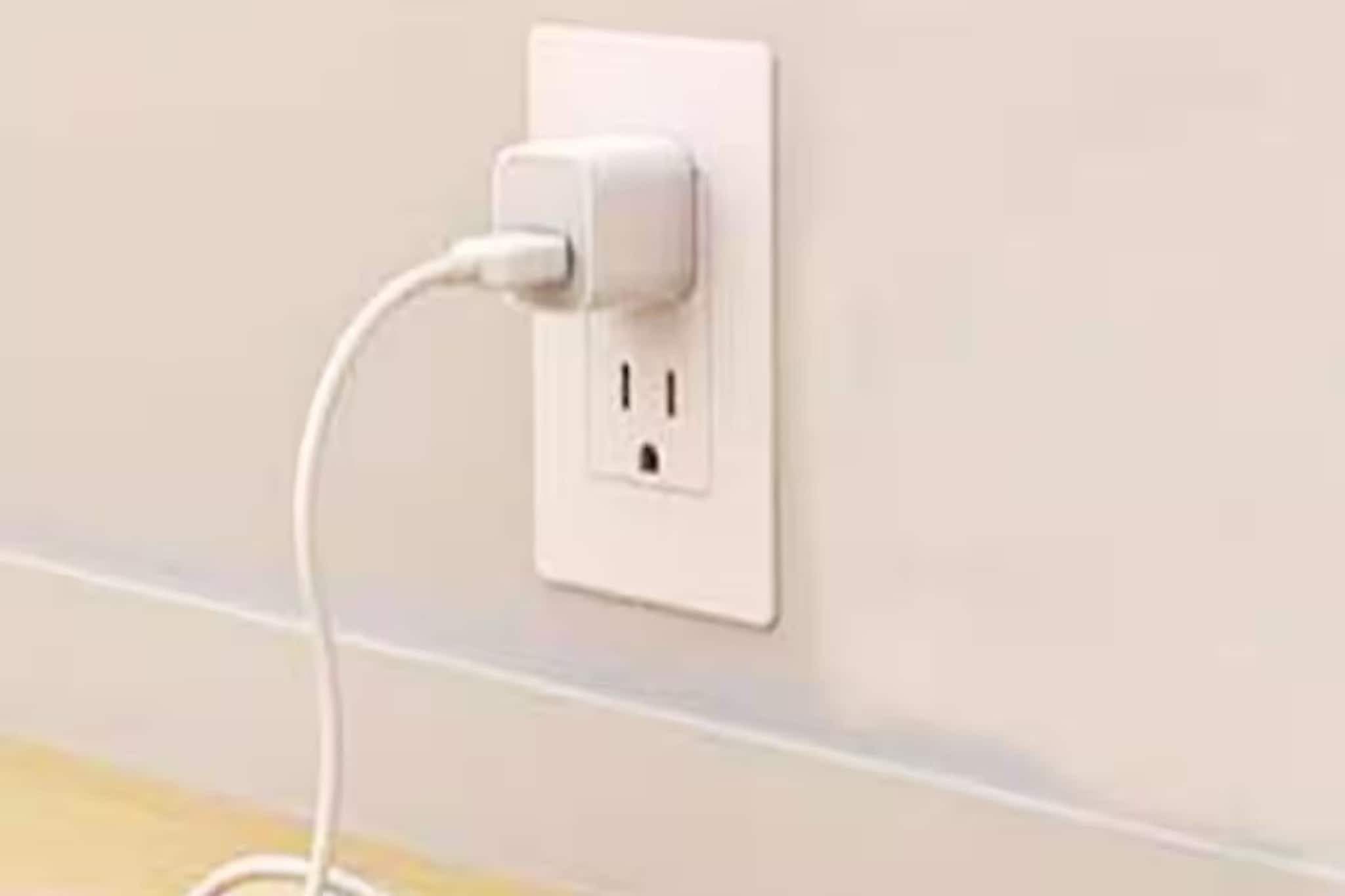 চার্জ হয়ে গেলে ফোন খুলে নেন কিন্তু সুইচে মোটে হাতই দেন না! বিরাট ভুল করছেন!