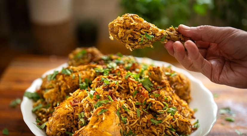 নাম মাত্র টাকায় মিলবে পেট ভর্তি বিরিয়ানি। ভাবতে একটু অবাক লাগছে তাই না? মাত্র ৭৫ টাকা খরচ করলেই বালুরঘাটে মিলছে লোভনীয় এই সুযোগ। তবে, কিনে নিয়ে খেতে হবে এমন কোন ব্যাপার নেই। টেস্ট করে পছন্দসহিত স্বাদ পেলে তবেই কিনতে পারেন আপনি। শহরের বুকে ছোট্ট এই রেস্তোরাঁয় ইতিমধ্যেই ভিড় জমাচ্ছেন সাধারণ মধ্যবিত্ত মানুষ। একবার খেলেই মিলবে ভরপেট তৃপ্তি। তাই স্বল্প মূল্যে ৭৫ টাকার চিকেন বিরিয়ানি খেতে হলে আসতেই হবে বালুরঘাটের ফুড প্লাজায়। যেখানে একেবারেই ভিন্ন রকমের মজাদার স্বাদ মিলবে।
