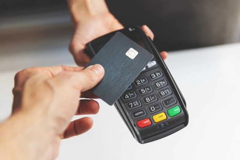 এখন বিমান দুর্ঘটনা বিমা পাওয়া যাবে না -কারও যদি SBI-এর একটি কো-ব্র্যান্ডেড ক্রেডিট কার্ড থাকে, যেমন UCO ব্যাঙ্ক, KVB বা PSB-এর সঙ্গে লিঙ্ক করা কার্ড, তাহলে একটি গুরুত্বপূর্ণ পরিবর্তন জেনে নেওয়া যাক। ১১ অগাস্ট, ২০২৫ থেকে এই কার্ডগুলিতে ৫ লাখ টাকা থেকে ১ কোটি টাকা পর্যন্ত বিনামূল্যে বিমান দুর্ঘটনা বিমা কভার বন্ধ করে দেওয়া হবে। অর্থাৎ, এখন যদি কেউ বিমানে ভ্রমণ করেন, তাহলে সেই সময়ের মধ্যে ঘটে যাওয়া দুর্ঘটনার জন্য কোনও বিমা সুরক্ষা থাকবে না- অন্তত এসবিআই কার্ড থেকে নয়।