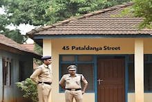পটলডাঙা স্ট্রিটে সে কী কাণ্ড, সে কী কাণ্ড, প্রথমে দরজার বাইরে হাজির পাওনাদাররা, তারপরই...