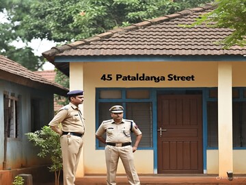 পটলডাঙা স্ট্রিটে সে কী কাণ্ড, সে কী কাণ্ড, প্রথমে দরজার বাইরে হাজির পাওনাদাররা, তারপরই... পটলডাঙা স্ট্রিটে সে কী কাণ্ড, সে কী কাণ্ড, প্রথমে দরজার বাইরে হাজির পাওনাদাররা, তারপরই...
