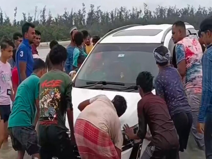 সমুদ্র বিচে বিপত্তি, নিষেধাজ্ঞা উড়িয়ে সমুদ্র বিচে গাড়ি চালাতে গিয়ে বিপত্তি, জোর শোরগোল খেজুরিতে। প্রশাসনের নিষেধাজ্ঞা উড়িয়ে সি-বিচে গাড়ি চালাতে গিয়ে জোয়ারের জলে সমুদ্রে তলিয়ে যেতে থাকে পর্যটকদের গাড়ি।