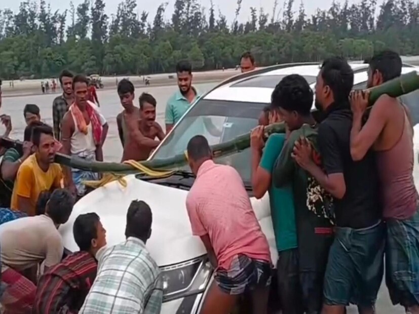 সৈকতের চোরা বালিতে আটকে যায় পর্যটকদের একটি প্রাইভেট গাড়ি। খেজুরির তালপাটিঘাট কোস্টাল থানা এলাকার হিজলি সমুদ্র সৈকতের ঘটনা।