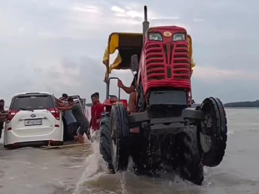জানা গেছে, বেশ কয়েকজন পর্যটক গাড়ি নিয়ে সি-বিচে জলের ওপর ড্রাইভ করতে গেলে গাড়িটি তলিয়ে যেতে থাকে, পরে চোরা বালি ও কাদায় আটকে যায়।