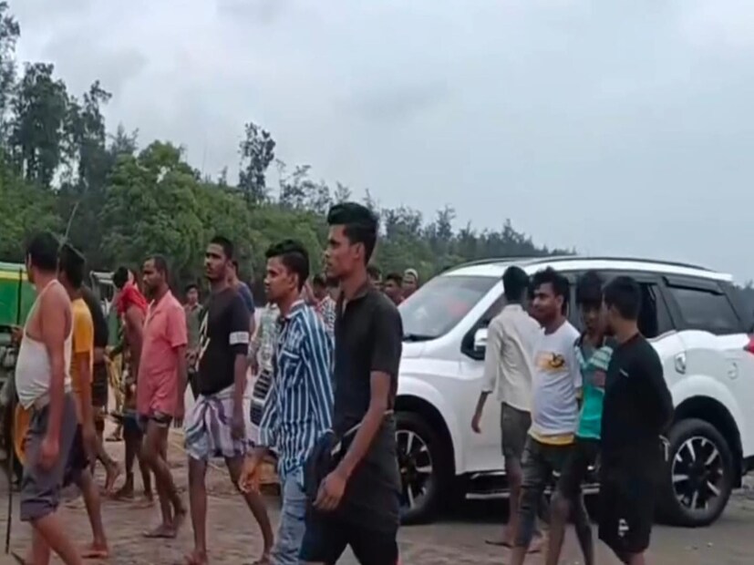 কিন্তু চেষ্টা ব্যর্থ হলে স্থানীয় পুলিশের সহযোগিতায় দুখানা ট্রাক্টর নিয়ে এসে গাড়িটিকে কোনরকম জল থেকে ডাঙায় তোলা হয়। ঘটনাটিকে ঘিরে এলাকায় শোরগোল পড়ে যায়। 