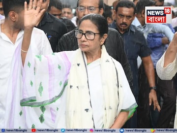 Mamata Banerjee: চশমায় জমে বিন্দু বিন্দু জল,বৃষ্টি মাথায় নিয়ে মিছিলে মমতা, প্রিয় নেত্রীকে দেখতে গলি থেকে রাজপথে উপচে পড়া ভিড়