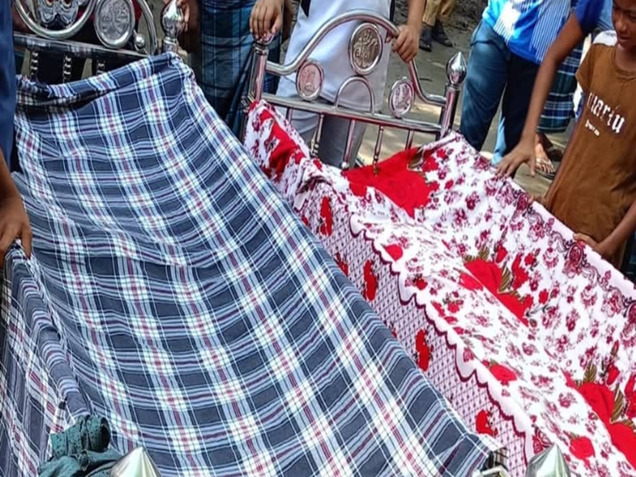 ভরা বাজার, আচমকা ছেলের কাঁধে চপারের কোপ বাবার! রক্তারক্তি কাণ্ড, আসল ঘটনা লুকিয়ে ঘরের ভিতর