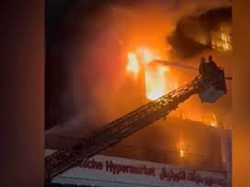 গভর্নর জানান, ফায়ার সার্ভিসের কর্মীরা বেশ কয়েকজনকে জীবিত উদ্ধার করতে সক্ষম হন এবং পরে আগুন নিয়ন্ত্রণে আনা হয়।