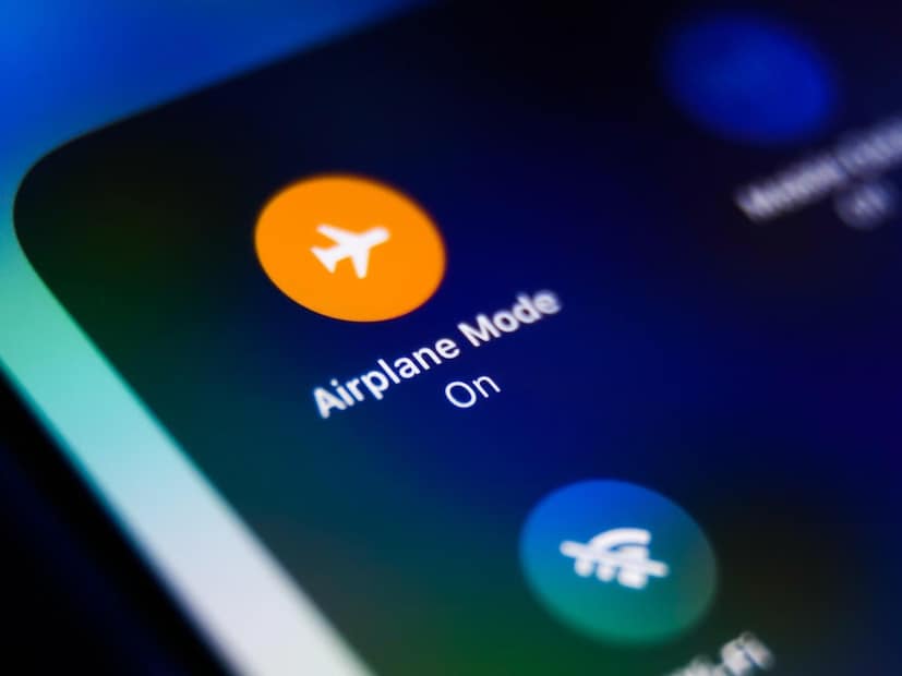 বাচ্চাদের হাতে ফোন দেওয়ার সময় Flight Mode-এর ব্যবহার: যেসব অভিভাবক নিজেদের বাচ্চাদের হাতে গেম খেলা বা ভিডিও দেখার জন্য ফোন দেন, তাঁরা Flight Mode অন করে ফোনটি দিতে পারেন। এতে মোবাইল ডেটা বন্ধ হয়ে যাবে এবং শিশুটি ইন্টারনেট ব্যবহার করতে পারবে না।