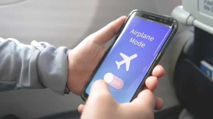 Distraction Free Mode: পড়াশোনা বা কাজের সময় Flight Mode অন করে রাখা যেতে পারে। অর্থাৎ এটিকে Distraction Free Mode হিসেবে ব্যবহার করা যাবে। নোটিফিকেশন যাতে বারবার ফোনে না আসে, তার জন্য Flight Mode-ই হল সবচেয়ে ভাল উপায়। এর ফলে ফোনে কল এবং মেসেজও আসা বন্ধ হয়ে যায়।