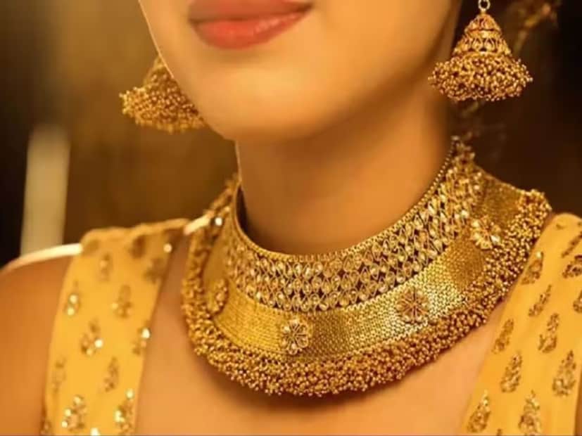 যখন শেয়ারের দাম বাড়ে তখন বিক্রি করা হয়, তাহলে সোনা কেন নয় -সোনা কেবল একটি ধাতু নয়, এটি আবেগের এক ভাণ্ডার। সোনার চেন হয়তো মায়ের কথা মনে করিয়ে দিতে পারে। নিজেদের সিন্দুকের মধ্যে রাখা সোনার মুদ্রা সন্তানের জন্মের কথা মনে করিয়ে দিতে পারে। এই কারণেই সোনা বিক্রি করা কঠিন মনে হতে পারে। কিন্তু, মনে রাখতে হবে যে সোনাও একটি সম্পদ এবং স্টকের মতোই এর মূল্য নির্ধারণ করা প্রয়োজন। কেউ যদি শেয়ার বাজারে বিনিয়োগ করেন, তাহলে দাম বাড়লে শেয়ার বিক্রি করবেন। কিন্তু, কেউ সোনা বিক্রি করতে চান না। এমন পরিস্থিতিতে গোল্ড লোন নেওয়া যেতে পারে। একই সঙ্গে কারও কাছে যদি ডিজিটাল সোনা থাকে, তাহলে গোল্ড এফডি স্কিমে বিনিয়োগ করে বার্ষিক ২.৫ শতাংশ সুদ অর্জন করা যেতে পারবে।