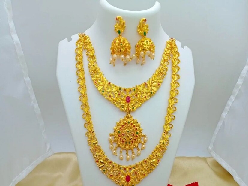 কে কত রিটার্ন দেয় -SGBs: প্রতি বছর সোনার দাম বৃদ্ধির উপর লাভ + ২.৫% সুদ। যদি সোনার দাম ভালভাবে বৃদ্ধি পায়, তাহলে মোট রিটার্ন ~১০-১২% পর্যন্ত হতে পারে। জুয়েলার্স স্কিম: ৮-১০% পর্যন্ত রিটার্ন প্রত্যাশিত তবে মেকিং চার্জ এবং GSTও কাটা যেতে পারে, যা প্রকৃত রিটার্ন কমাতে পারে।