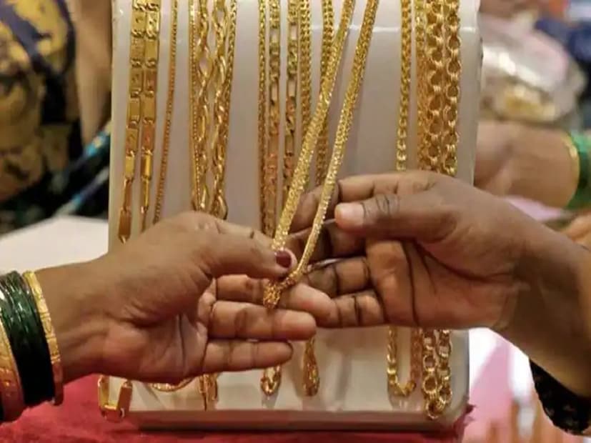 তাহলে সোনা কেনার এখনই কি সঠিক সময়?এসএস ওয়েলথস্ট্রিটের সুগন্ধা সচদেব বিনিয়োগকারীদের সোনায় বিনিয়োগ চালিয়ে যাওয়ার পরামর্শই দিয়েছেন। তিনি বলছেন, 