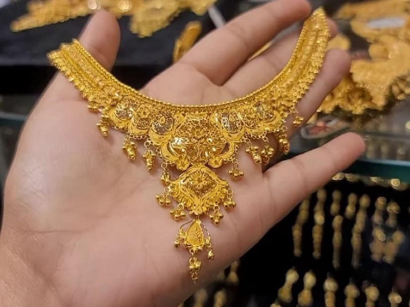 সোনার গয়না বিক্রি করার সময় এই বিষয়গুলি মনে রাখা উচিত -হলমার্কিং: এটি সোনার বিশুদ্ধতা নির্দেশ করে। যদি বাড়িতে পুরনো সোনা থাকে, তাহলে তাতে হলমার্ক করে নিতে হবে, যাতে সঠিক দাম পাওয়া যেতে পারে।

পেমেন্ট: জুয়েলাররা প্রায়শই নগদের পরিবর্তে চেক বা ডিজিটাল পেমেন্ট গ্রহণ করেন। পেমেন্টের জন্য KYC জমা দিতে হতে পারে।

ছাড়: সোনার গয়নার দামের মধ্যে মেকিং চার্জ এবং পাথরের দাম অন্তর্ভুক্ত থাকে, তাই প্রকৃত দামের মধ্যে পার্থক্য থাকতে পারে।