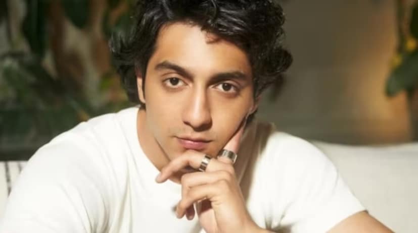 চাঙ্কি পান্ডের ভাগ্নে আহান পান্ডেও তাঁর 'সায়ারা' ছবি দিয়ে বলিউডে অভিষেক হচ্ছে। এই ছবিটি পরিচালনা করছেন মোহিত সুরি এবং প্রযোজনা করছেন যশ রাজ ফিল্মস।