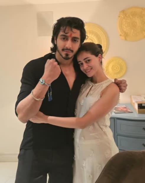 চাঙ্কি পান্ডের ভাগ্নে আহান পান্ডেও তাঁর 'সায়ারা' ছবি দিয়ে বলিউডে অভিষেক হচ্ছে। এই ছবিটি পরিচালনা করছেন মোহিত সুরি এবং প্রযোজনা করছেন যশ রাজ ফিল্মস।